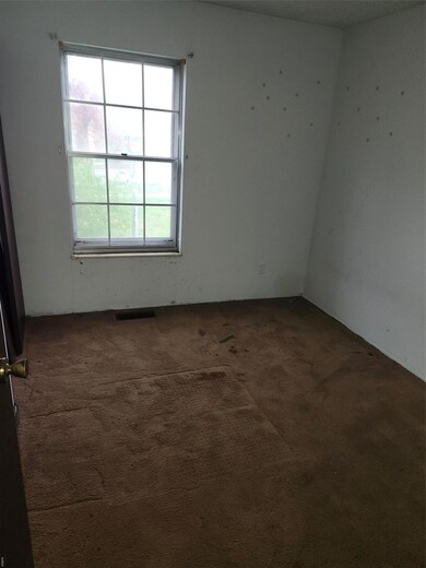 6081 Silver Fox Dr, Florissant, MO 63034 - photo 5