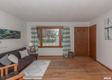 2214 W 34th St, Davenport, IA 52806 - photo 2