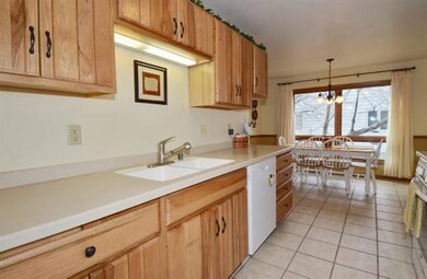 140 Dale Dr, Oregon, WI 53575 - photo 2