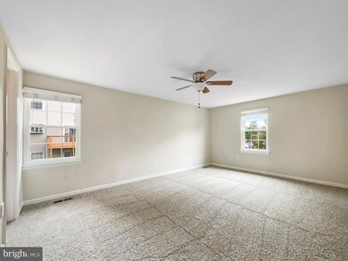 9689 Lindenbrook St, Fairfax, VA 22031 - photo 5