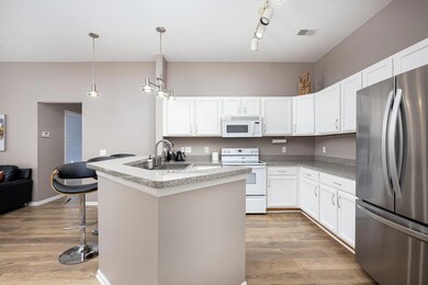2732 S Knightsbridge Cir (2 of 32) (Cust