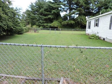 FENCED SIDE YARD