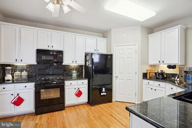 17669 Hampstead Ridge Ct, Dumfries, VA 22026 - photo 5