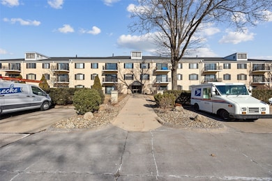 3 story building; this unit is a 2nd floor unit cl