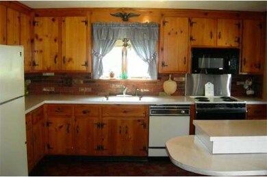 28 Paine St, Wellesley Hills, MA 02481 - photo 2