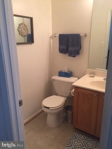 2437 Fox Mine Ln, Herndon, VA 20171 - photo 2