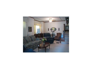 Living Room. Spacious living room with crown moldi