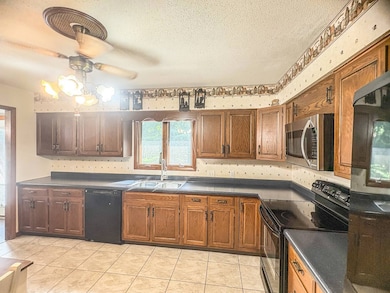 809 N 10th St, Monmouth, IL 61462 - photo 5