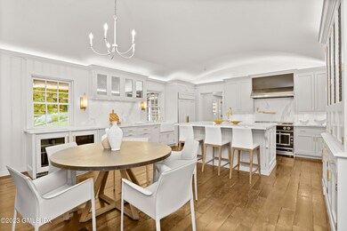 Eat-in Area and Fireplace