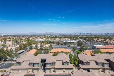 Bird's eye view featuring a mountain view and a re