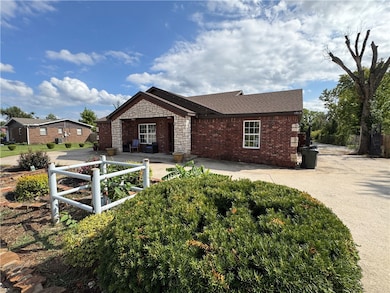 1610 W Olive St, Rogers, AR 72756 - photo 2