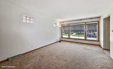Spacious, sunny and bright living room