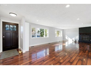 Living Room/Entrance