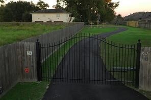 30725 McGuinness Dr, Spring, TX 77386 - photo 2