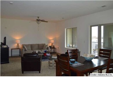 LARGE Living room/Dining Room Combo~PERFECT for en
