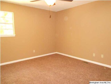 Large Master Bedroom -- new carpet & freshly paint