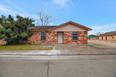 625 E Coombs St unit B, Alvin, TX 77511 - photo 5
