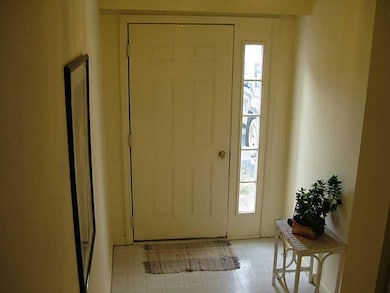 Entry/Foyer.