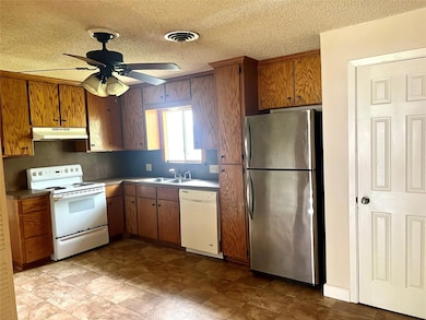 1610 Elizabeth St, Gainesville, TX 76240 - photo 5