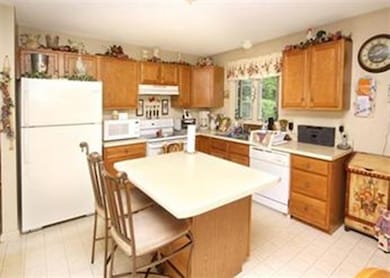 11 N Arthur St, Ludlow, MA 01056 - photo 4