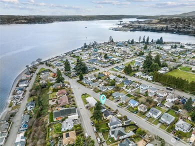 Great commuter location on public transit. Minutes to the ferry terminal & Naval Base!