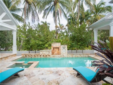Private walled pool & spa