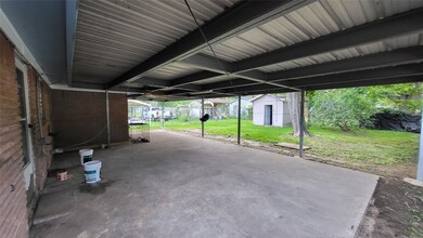 1216 W Snyder St, Alvin, TX 77511 - photo 3