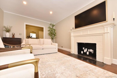 Wychwood unit 6-D, Great Neck, NY 11021 - photo 7