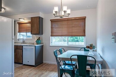 Dining to kitchen