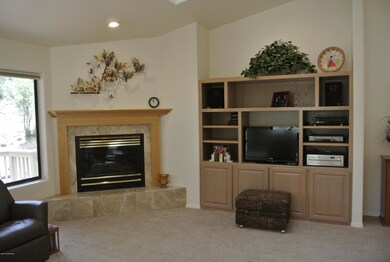 Fireplace/entertainment niche