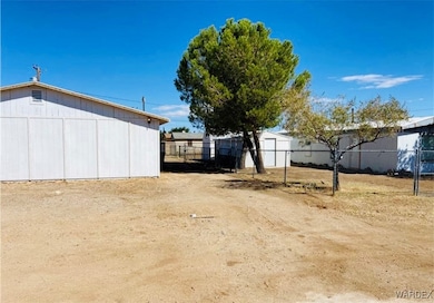 View of yard featuring an outbuilding