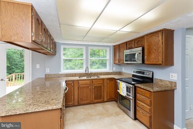 7415 Barkers Ct, Springfield, VA 22153 - photo 6