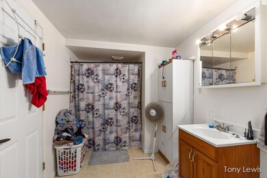 Apt 1 bathroom