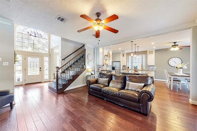 402 Regency Ct, Friendswood, TX 77546 - photo 2