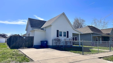 208 W Sylvia Ave, Christopher, IL 62822 - photo 2