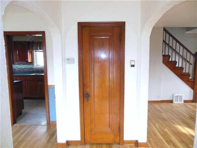 Entry/Foyer.