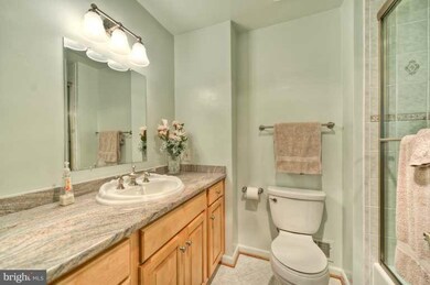 13102 Rounding Run Cir, Herndon, VA 20171 - photo 2