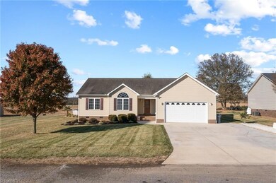 119 W Edinburgh Ct, Statesville, NC 28625 - photo 3