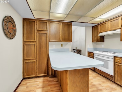 Kitchen-Breakfast Bar