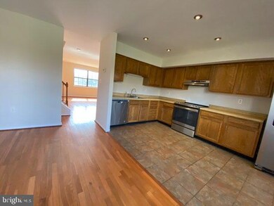 4806 Grand Bend Dr, Catonsville, MD 21228 - photo 2