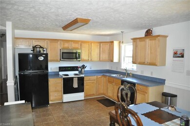 619 Old Castle Dr, Randleman, NC 27317 - photo 5