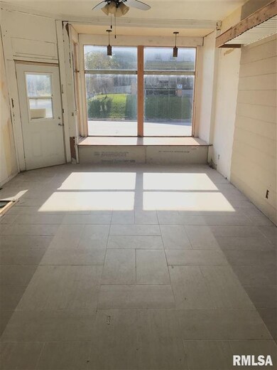 902 Locust St, Davenport, IA 52804 - photo 2