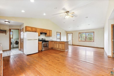 Kitchen with kitchen peninsula, stainless steel ga