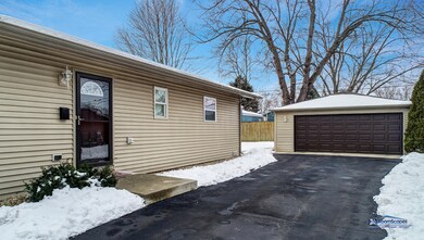 17 Austin Ave, Carpentersville, IL 60110 - photo 2