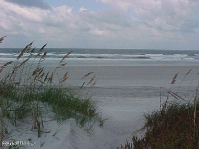 WALK TO THE BEACH !
