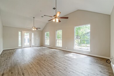 1922 W Sealy St, Alvin, TX 77511 - photo 4