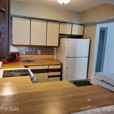 Kitchen w/ Breakfast bar angle