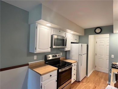 23 Canterbury Ct, Brookfield, CT 06804 - photo 2