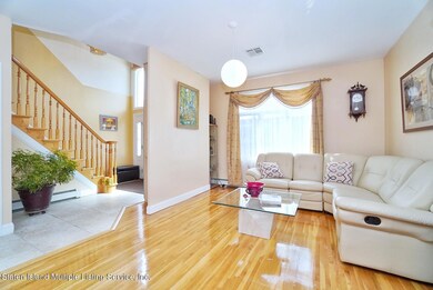 (6) LIVING ROOM
