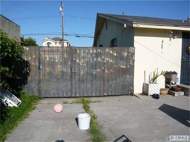 wide driveway to back